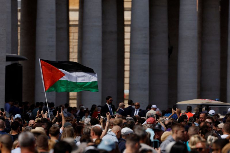 Un drapeau palestinien brandit dans une foule à Rome