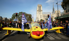 Des pompiers installent un avion peint aux couleurs de la Sécurité civile devant la cathédrale Notre-Dame de Paris, lors d'une manifestation pour réclamer des hausses de salaires et des moyens budgétaires accrus, le 28 septembre 2026 à Paris ( AFP / Xavier GALIANA )
