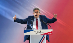 Le leader de La France insoumise et candidat à l'élection présidentielle française Jean-Luc Mélenchon tient un discours à la braderie de Lille, le 5 septembre 2025 ( AFP / Sameer Al-DOUMY )