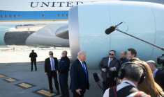 Le président américain Donald Trump s'adresse à la presse avant de monter dans Air Force One, le 23 mars 2026, à West Palm Beach en Floride ( AFP / SAUL LOEB )