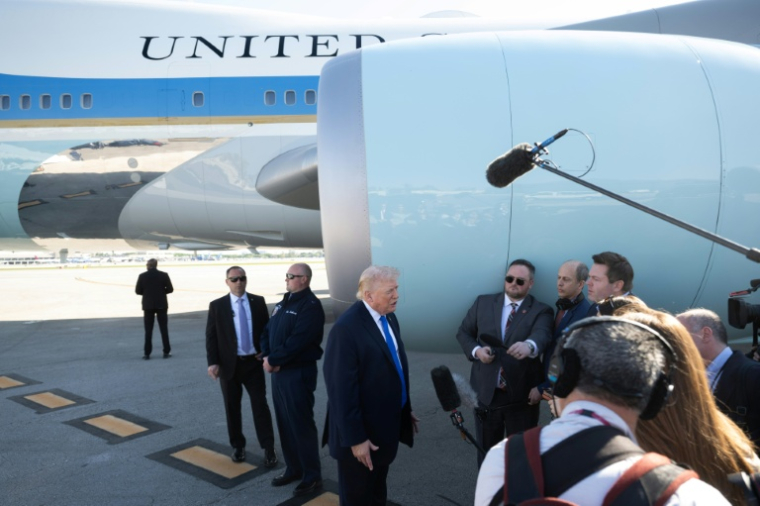Le président américain Donald Trump s'adresse à la presse avant de monter dans Air Force One, le 23 mars 2026, à West Palm Beach en Floride ( AFP / SAUL LOEB )
