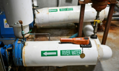 Des conduites d'alimentation en eau en provenance de l'East River dans le système de climatisation du siège de l'ONU à New York, le 10 avril 2025 ( AFP / ANGELA WEISS )