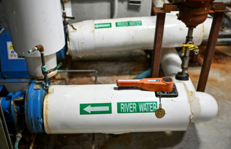 Des conduites d'alimentation en eau en provenance de l'East River dans le système de climatisation du siège de l'ONU à New York, le 10 avril 2025 ( AFP / ANGELA WEISS )