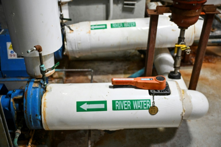Des conduites d'alimentation en eau en provenance de l'East River dans le système de climatisation du siège de l'ONU à New York, le 10 avril 2025 ( AFP / ANGELA WEISS )