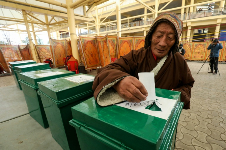 Un réfugié tibétain vote à Dharamsala, dans le nord de l'Inde, où est basé le gouvernement du Tibet en exil, le 1er février 2026 ( AFP / Sanjay BAID )