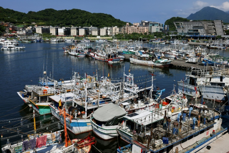 Des bateaux dans le port de Keelung, avant l'arrivée du typhon Ravi, le 8 juillet 2026 dans le nord-est de Taïwan ( AFP / I-Hwa Cheng )