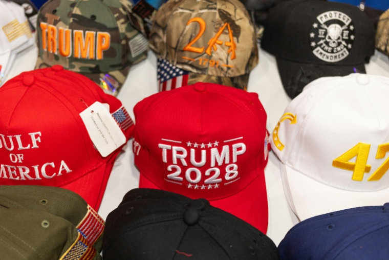 Une casquette "Trump 2028" en vente à la conférence conservatrice CPAC, à Grapevine, au Texas, le 25 mars 2026 ( AFP / Leandro Lozada )