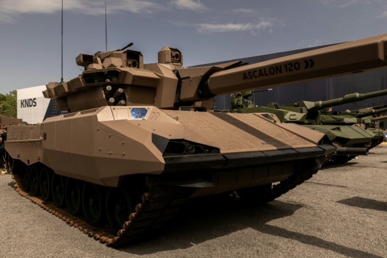 Le char de combat principal CAPINT (Capacité Intermédiaire) exposé sur le stand de la société de défense terrestre KNDS lors du salon Eurosatory, le 15 juin 2026 à Villepinte ( AFP / Guillaume BAPTISTE )