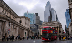 Des personnes marchent près du bâtiment de la Banque d'Angleterre à Londres