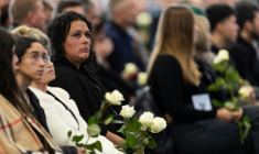 Des participants attendent le début de la cérémonie en hommage aux victimes de l'incendie du nouvel an au bar Le Constellation à Crans-Montana, à Martigny en Suisse le 9 janvier 2026 ( POOL / MICHAEL BUHOLZER )