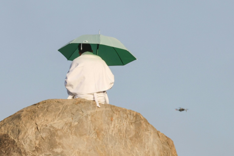 Un drone de surveillance survole le mont Arafat, le 5 juin 2025 ( AFP / HAZEM BADER )