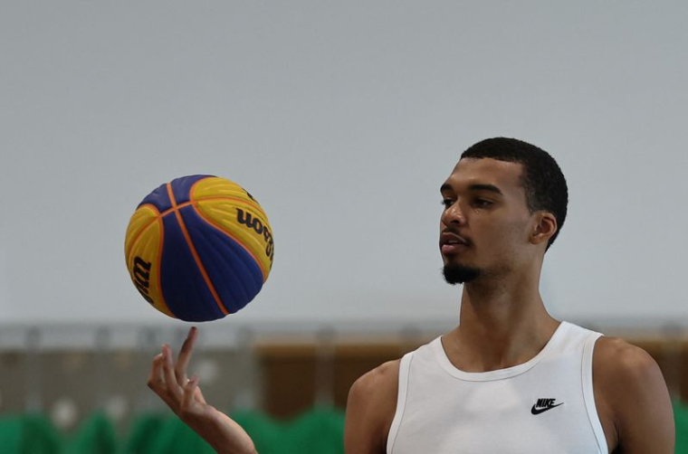 Victor Wembanyama lors de son premier tournoi "Hoop Gambit" au Chesnay