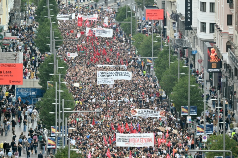 De manifestants défilent pour le droit au logement au lendemain du rejet par les députés d'une série de mesures présentées par le gouvernement, le 3 octobre 2026 à Madrid ( AFP / JAVIER SORIANO )