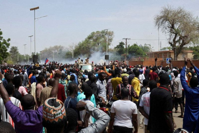 Photo d'archives des manifestants de la junte nigérienne devant l'ambassade de France à Niamey