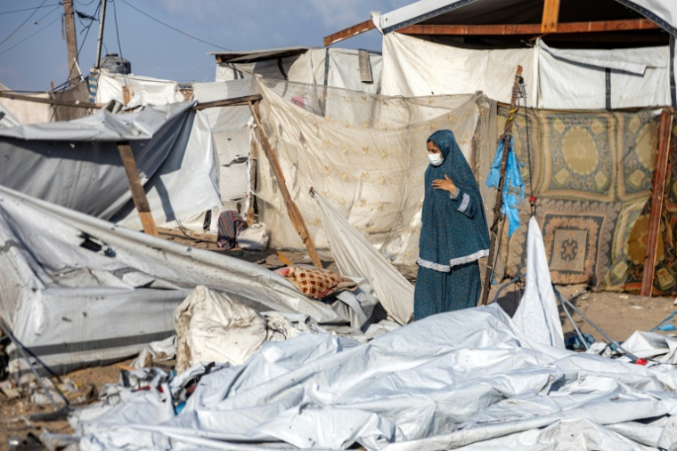 Un femme observe le site d'une frappe israélienne dans un camp de déplacés à al-Mawasi, dans le sud de la bande de Gaza, le 5 août 2025 ( AFP / - )