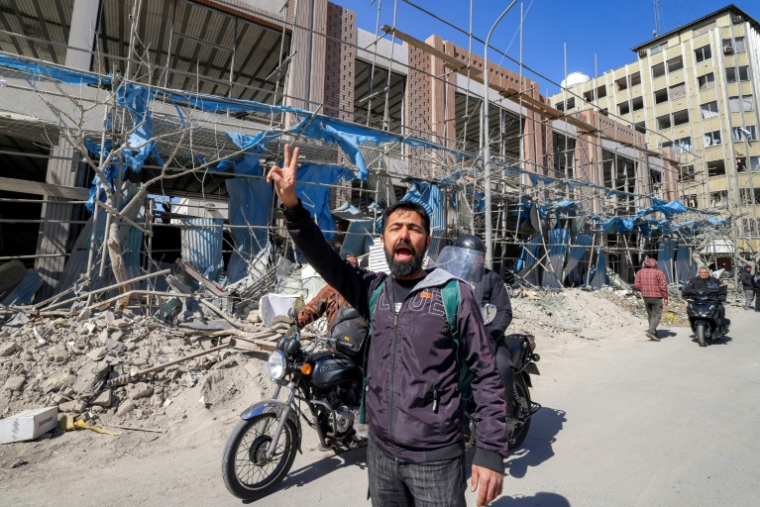 Un homme devant des bâtiments effondrés à Téhéran, en Iran, le 3 mars 2026 ( AFP / ATTA KENARE )