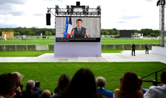 Le président de la République Emmanuel Macron prononce un discours sur écran géant lors d'un événement organisé par le Medef  à Paris le 28 août 2023 ( AFP / Emmanuel DUNAND )