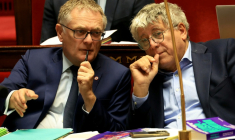 Le rapporteur général du budget Philippe Juvin (LR) et le président de la commission des finances de l'Assemblée, Eric Coquerel (LFI), le 17 novembre 2025 à l'Assemblée nationale à Paris  ( AFP / Alain JOCARD )