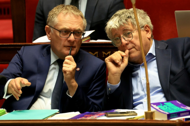 Le rapporteur général du budget Philippe Juvin (LR) et le président de la commission des finances de l'Assemblée, Eric Coquerel (LFI), le 17 novembre 2025 à l'Assemblée nationale à Paris  ( AFP / Alain JOCARD )