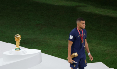 Le joueur de l'équipe de France Kylian Mbappé après la défaite de son équipe face à l'Argentine aux tirs au but lors de la finale de la Coupe du monde de football 2022 au stade Lusail au Qatar le 18 décembre 2022. ( AFP / Odd ANDERSEN )