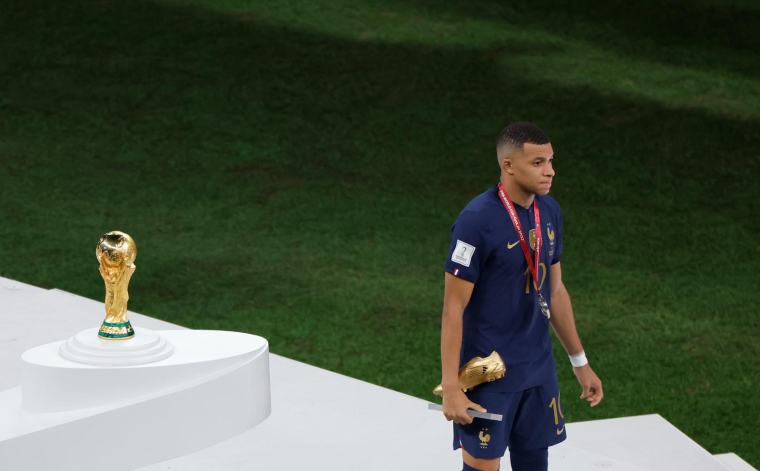 Le joueur de l'équipe de France Kylian Mbappé après la défaite de son équipe face à l'Argentine aux tirs au but lors de la finale de la Coupe du monde de football 2022 au stade Lusail au Qatar le 18 décembre 2022. ( AFP / Odd ANDERSEN )
