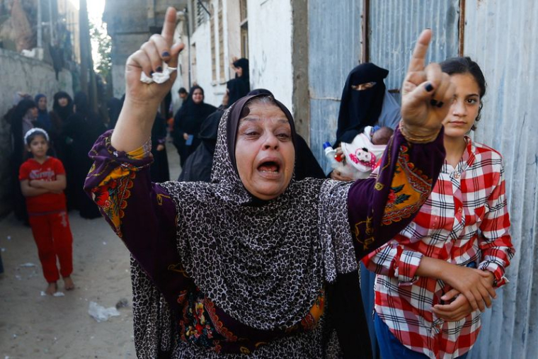 Une femme réagit alors que les Palestiniens assistent aux funérailles de Zakaria Abu Maamar à Khan Younis, dans le sud de Gaza