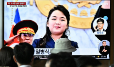 La fille du dirigeant nord-coréen Kim Jong Un, sur un écran de télévision à Séoul, le 9 septembre 2023 ( AFP / Anthony WALLACE )