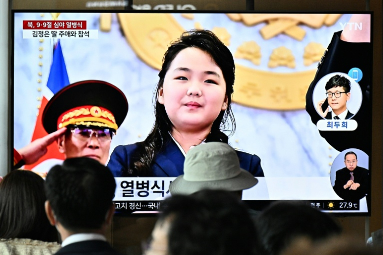 La fille du dirigeant nord-coréen Kim Jong Un, sur un écran de télévision à Séoul, le 9 septembre 2023 ( AFP / Anthony WALLACE )