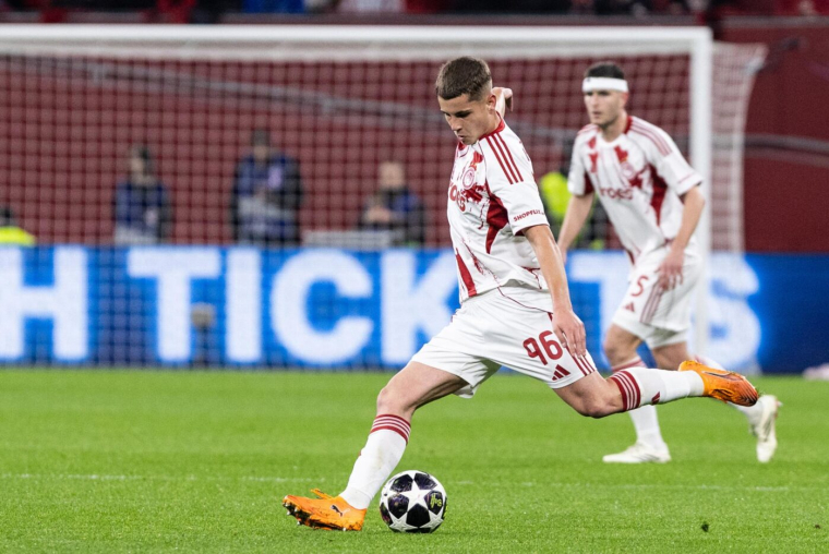 Leverkusen conserve son avance et rejoint les 8es