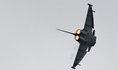 Un chasseur Eurofighter dans le ciel de Schoenefeld, en 2024 (illustration) ( AFP / RALF HIRSCHBERGER )