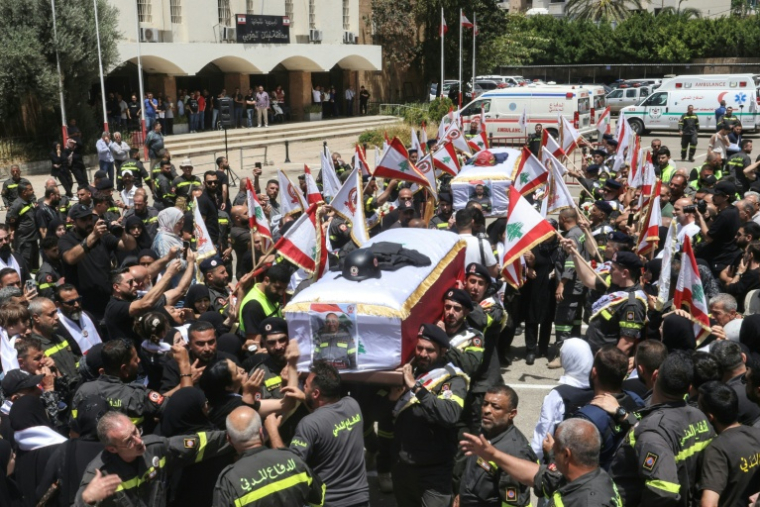 Les funérailles de deux membres de la protection civile tués lors de frappes aériennes israéliennes à Nabatieh la veille, le 13 mai 2026 à Saïda, dans le sud du Liban ( AFP / MAHMOUD ZAYYAT )