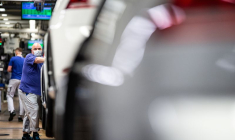 Un ouvrier travaille dans une usine Volkswagen