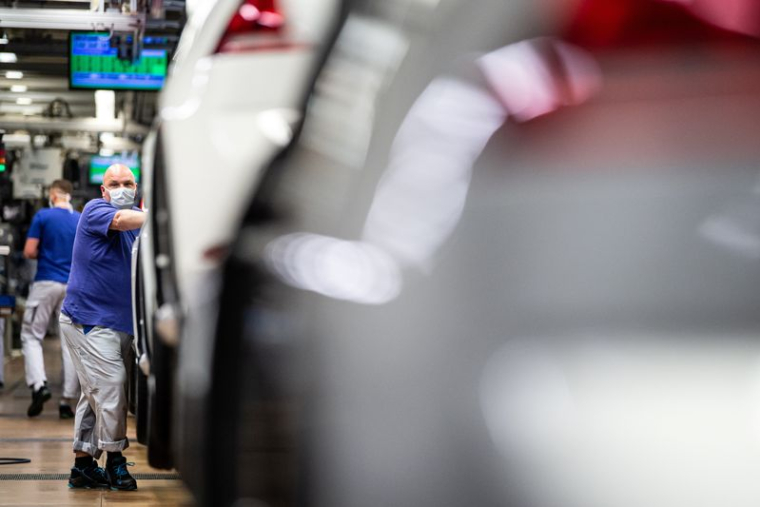 Un ouvrier travaille dans une usine Volkswagen
