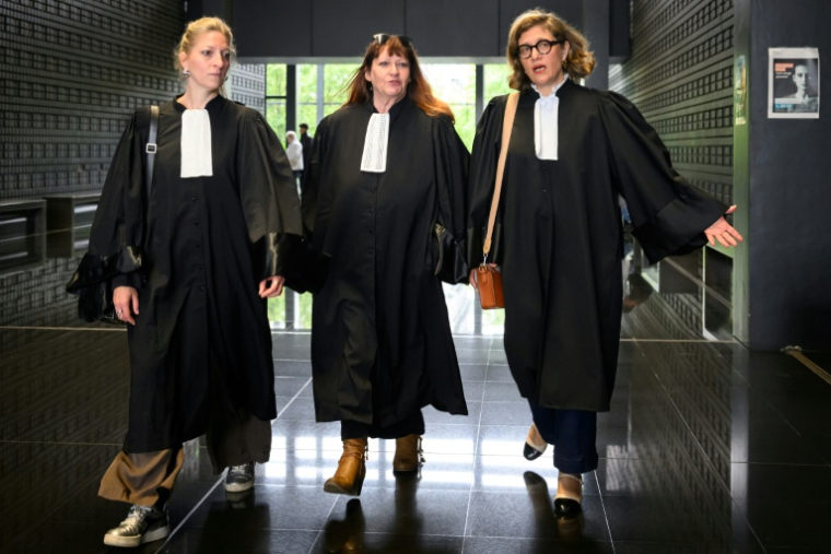Les avocates des parties civiles, de gauche à droite Sonia Kanoun, Corinne Herrmann et Catherine Salsac, le 19 mai 2026 au palais de justice de Nantes ( AFP / Loic VENANCE )
