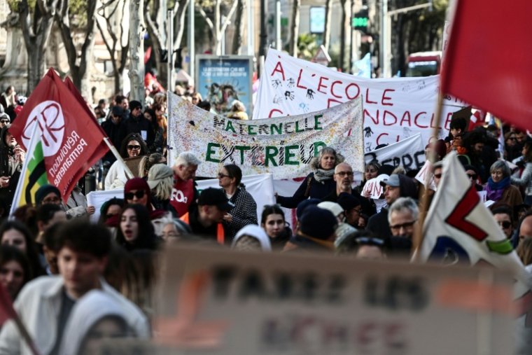 Manifestation d'enseignants contre les suppressions de postes, les fermetures de classes et pour des augmentations de salaires lors d'une grève nationale de l'Éducation nationale, le 31 mars 2026 à Marseille ( AFP / Thibaud MORITZ )