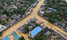 Vue aérienne de maisons partiellement submergées par les eaux de crue après de fortes pluies à Kaduwela, en périphérie de Colombo, le 29 novembre 2025 au Sri Lanka ( AFP / - )