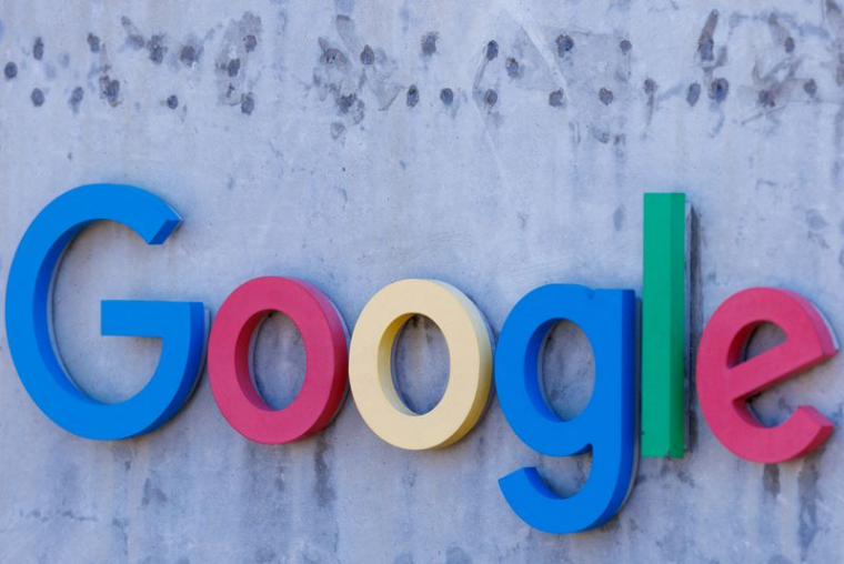 PHOTO DE FICHIER : Logo Google sur un bâtiment en Californie