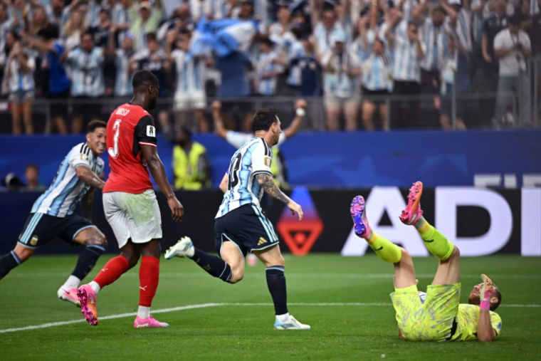 Le capitaine de l'Argentine Lionel Messi (C) ouvre le score contre l'Autriche, lors de la Coupe du monde, le 22 juin 2026 à Arlington, près de Dallas ( AFP / Paul ELLIS )