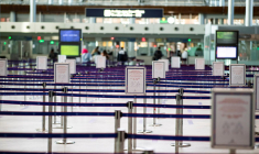 Les aéroports se préparent à d'éventuelles mesures sanitaires pour les voyageurs en provenance de Chine (photo d'illustration) ( EPA POOL / IAN LANGSDON )