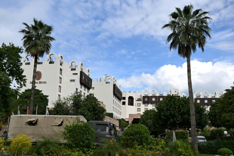 Un camion de l'armée passe devant l'hôtel Serena, qui doit accueillir les pourparlers entre les Etats-Unis et l'Iran, à Islamabad, le 9 avril 2026 ( AFP / Aamir QURESHI )