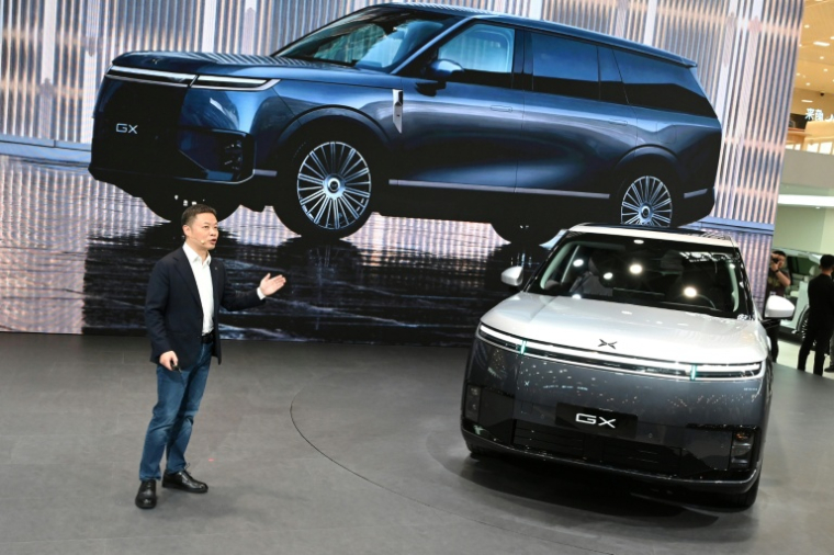 Le PDG de XPeng, He Xiaopeng, prend la parole lors du lancement du Xpeng GX, à l'ouverture du Salon de l’automobile de Pékin, le 24 avril 2026 ( AFP / Danai Howard )