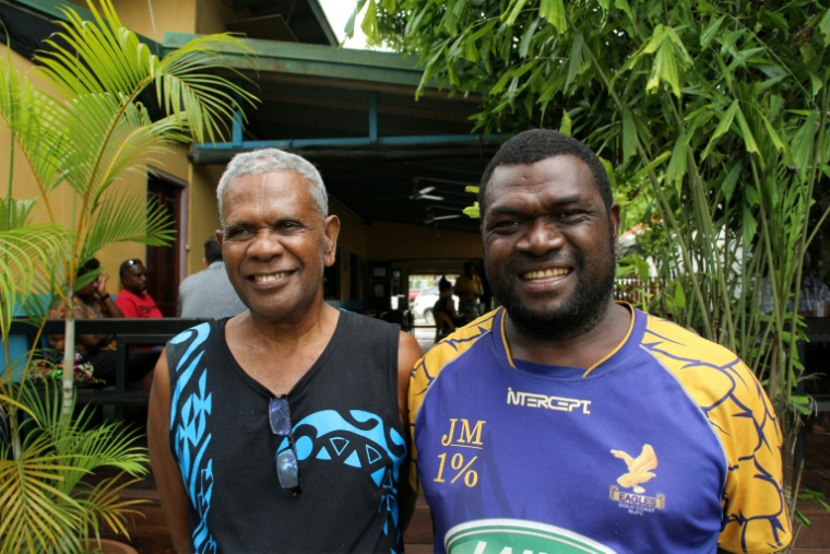 Joses Togase (G), chef du Réseau environnemental de Santo Sunset, et Richard Rojo posent le 29 janvier 2026 à Luganville, au Vanuatu ( AFP / Chris McCALL )
