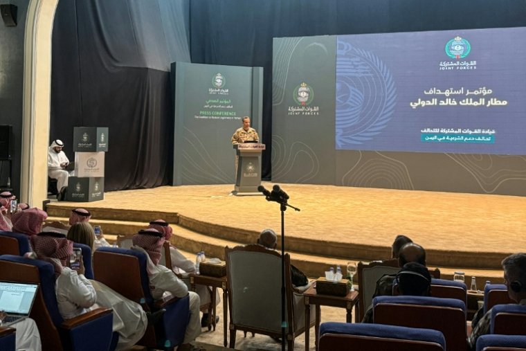 Turki Al-Malki, porte-parole de la coalition militaire dirigée par l’Arabie saoudite, lors d’une conférence de presse à Ryad, le 15 octobre 2026 en Arabie saoudite ( AFP / Sofiane ALSAAR )
