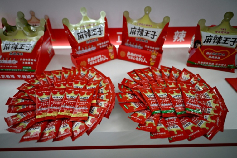 Des produits à base de lamelles épicées de l'usine Mala Wangzi du comté de Pingjiang, dans la province du Hunan, le 17 juin 2026 dans le centre de la Chine ( AFP / WANG Zhao )