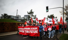Des employés du constructeur automobile allemand Volkswagen déploient une banderole portant l'inscription "Fight for our Future" lors d'une manifestation à l'usine Volkswagen de Wolfsburg, dans le nord de l'Allemagne, le 21 novembre 2024 ( AFP / Ronny HARTMANN )