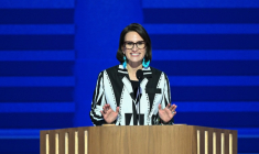 La vice-gouverneure du Minnesota, Peggy Flanagan, s'exprime sur la scène de la Convention nationale démocrate à Chicago, le 19 août 2024 ( AFP / Mandel NGAN )