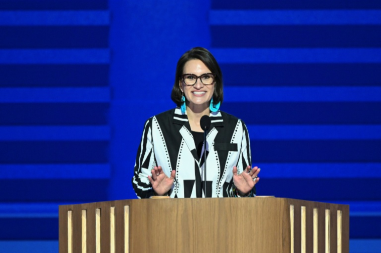La vice-gouverneure du Minnesota, Peggy Flanagan, s'exprime sur la scène de la Convention nationale démocrate à Chicago, le 19 août 2024 ( AFP / Mandel NGAN )