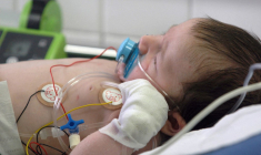 Un nourrisson de deux mois souffrant de bronchiolite a été transféré d'Île-de-France à Rouen, faute de lit en réanimation pédiatrique.  ( AFP / JEAN AYISSI )