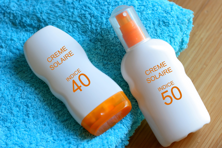 Il faut absolument protéger sa peau du soleil avant toute exposition. Crédit photo : Adobe Stock