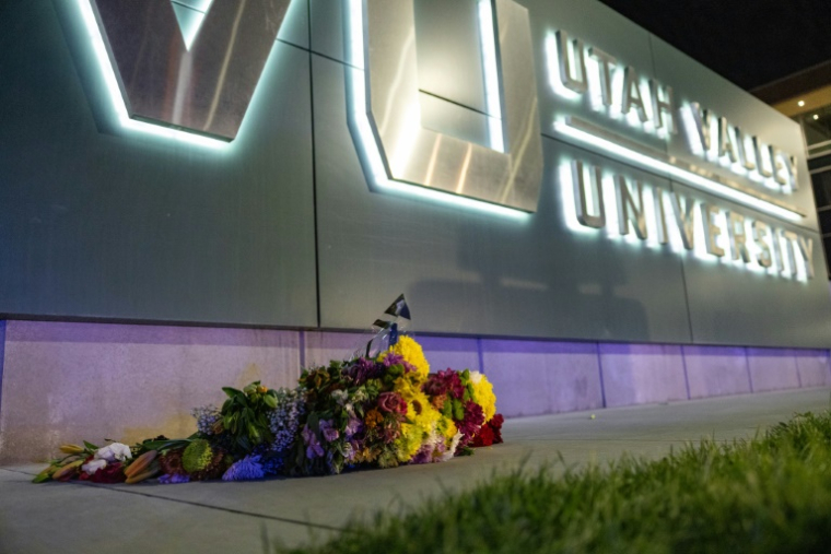 Des fleurs déposées en hommage à l'influenceur conservateur Charlie Kirk, abattu lors d'un événement public à l'Université Utah Valley à Orem, le 10 septembre 2025 ( AFP / Melissa MAJCHRZAK )
